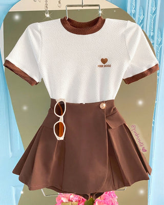 CAMISETA  BLANCA DE TELA GALLETA CON BORDE DE PINK ROSE Y CORAZON