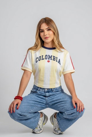 CAMISETA DE COLOMBIA CON RAYAS AMARILLAS Y LOGO DE PINK ROSE