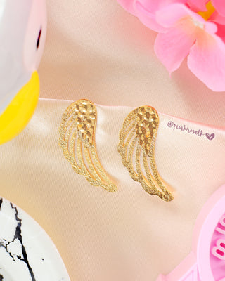 Arete dorado de alas