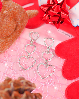 Aretes plateados de tres corazones