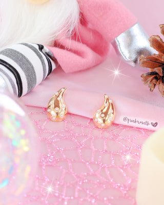 Aretes dorados gota de agua con mini perlas