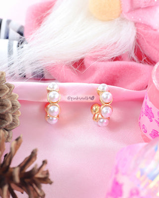 Aretes dorados con perlas empotradas
