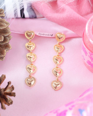 Aretes dorados largos de cinco corazones