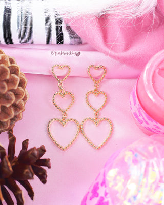 Aretes dorados asimétricos largos de corazones