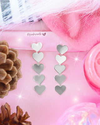 Aretes plateados largos de 5 corazones