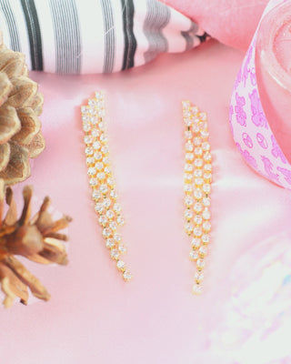 Aretes dorados largos lluvia brillantes