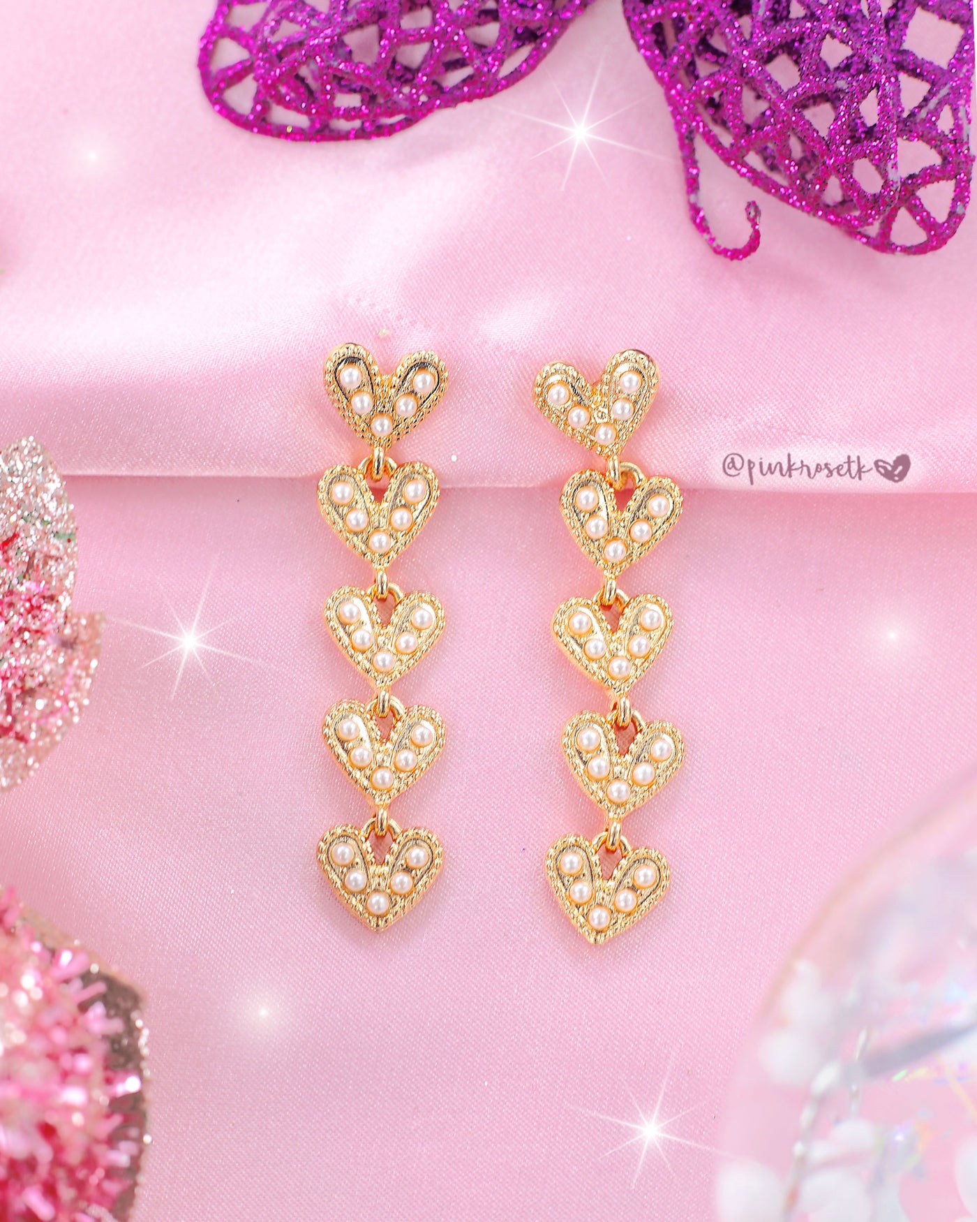 Aretes dorados 5 corazones y mini perlas