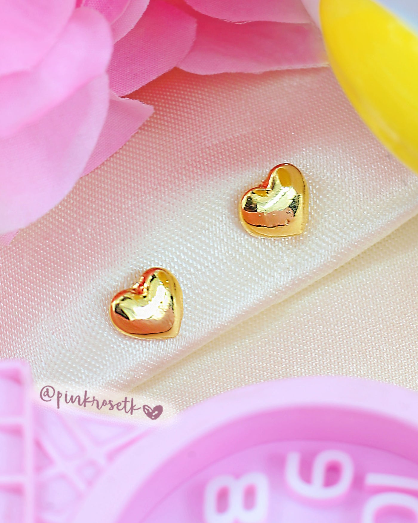 Aretes dorados mini corazones