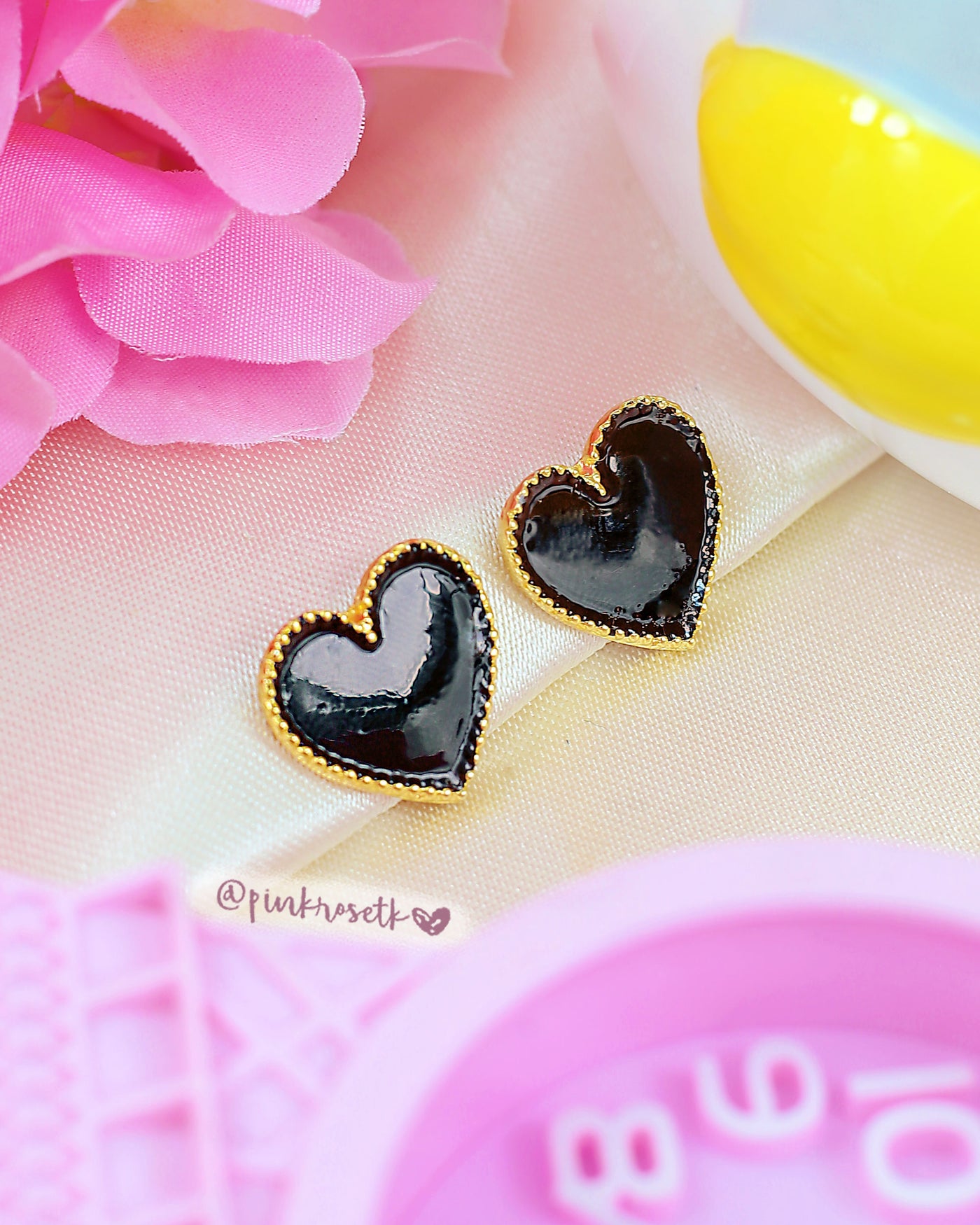 Aretes dorado y negro corazón