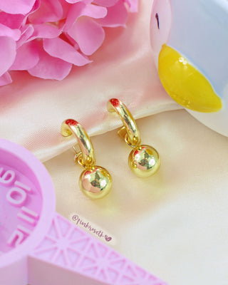 Aretes dorados de aro con dije de balín removible