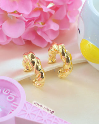 Aretes dorados tipo lazo chunky grandes