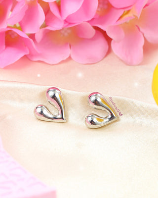 Aretes plateados de forma corazón suave y curvado