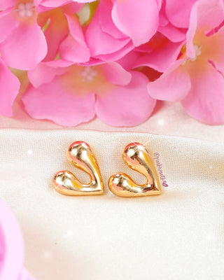 Aretes dorados de forma corazón suave y curvado
