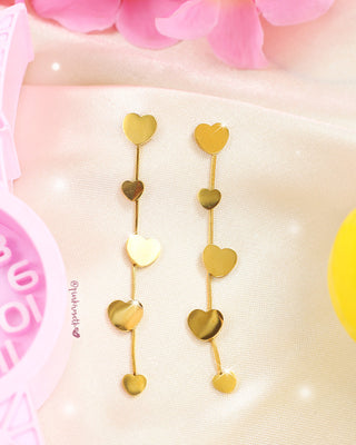 Aretes dorados lluvia de corazones