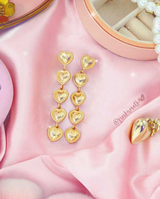 Aretes dorados largos de cinco corazones