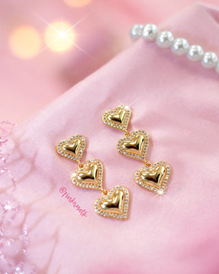 Aretes dorados triple corazón y brillantes