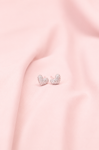 ARETE PLATEADO DE TOPO DE CORAZON CON BRILLOS