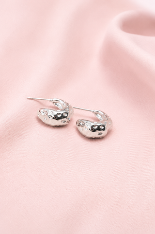 Arete Plateado Media Luna con Huequitos — Pink Rose
