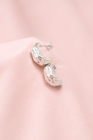 Arete Plateado Media Luna con Huequitos, vista frontal — Pink Rose
