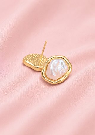 Arete Dorado con Piedra Blanca, vista frontal — Pink Rose