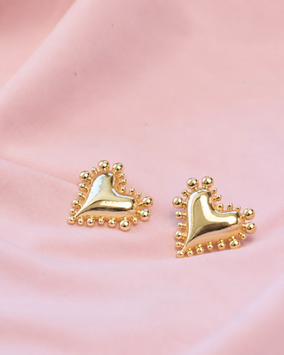 Arete Dorado de Corazon Grande y Perlas Alrededor, vista frontal — Pink Rose