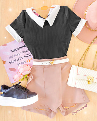 Bodysuit negro, manga corta con cuello y puños blancos