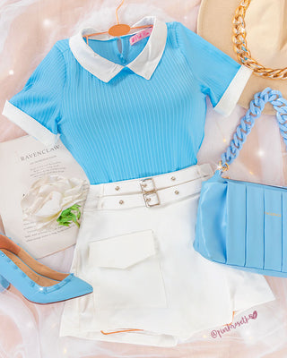 Bodysuit azul, manga corta con cuello y puños blancos
