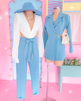 Pantalón azul estilo clásico con lazo