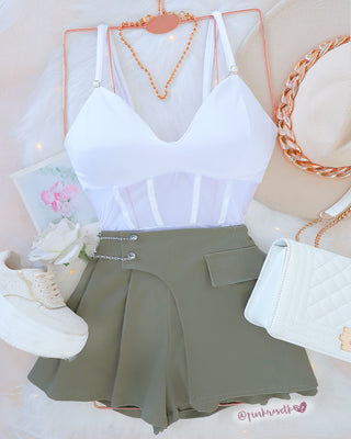 Falda short verde con tapa y cadenas
