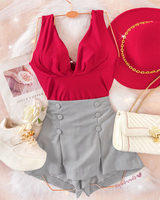 Falda short gris de botones forrados