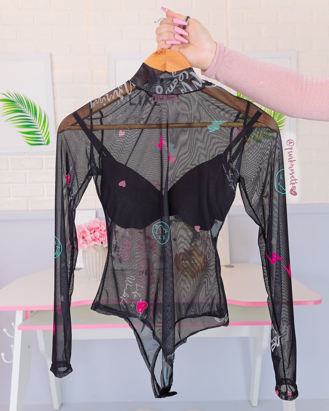 Bodysuit negro en mallatex  estampado rock con top debajo