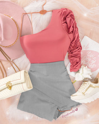 Falda short gris ceniza con tapa en pico