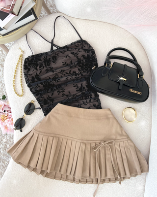 FALDA BEIGE CORTA DE TABLAS Y MOÑO AL LADO