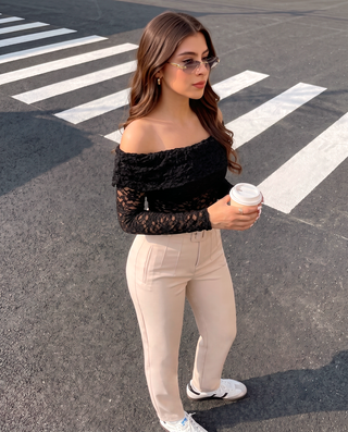 PANTALON BEIGE CON PRENSES Y CORREA DE HEBILLA FORRADA