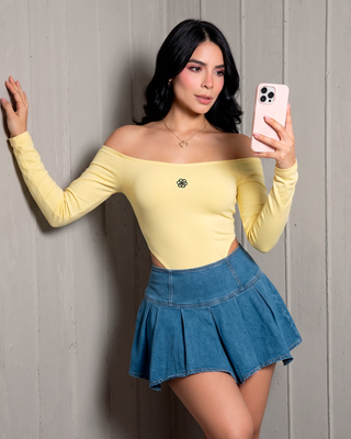 BODY AMARILLO EN RIB MANGA LARGA CON FLOR DE PINK ROSE