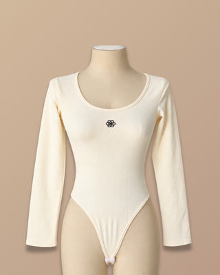 BODY CREMA EN RIP MANGA LARGA CON CUELLO OVALADO