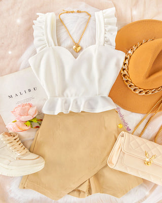 Falda short beige con tapa en pico y botones dorados