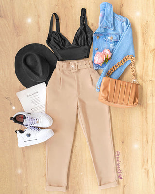 Pantalón camel clásico de correa con hebilla y prenses