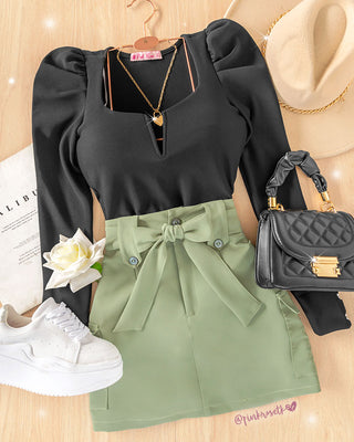 Blusa negra en rib, manga puff, cuello v con varilla