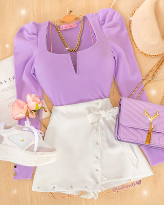 Falda short blanca con tapa, taches plateados y lazo