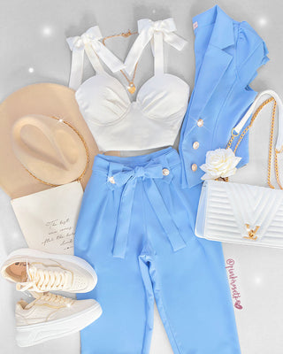Crop top blanco de copas y moño en la tira