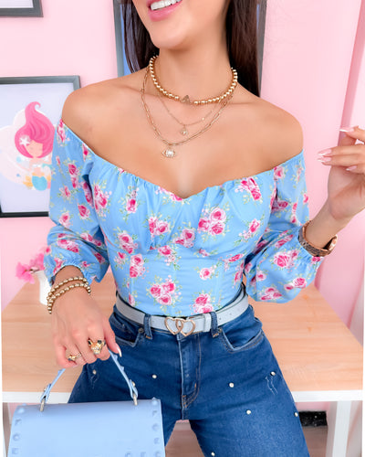 Blusa azul floral de copas, manga larga y cuello bandeja