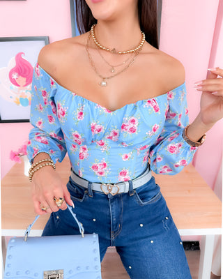 Blusa azul floral de copas, manga larga y cuello bandeja