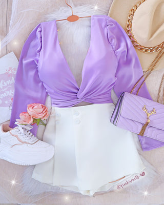 Blusa lavanda satín manga larga escote v profundo