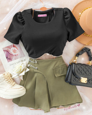 Falda short verde con tapa y cadenas