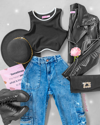 Blusa corta negra manga sisa y detalle blanco