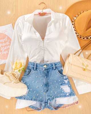 Short blue jean con desgastes y perlas adelante