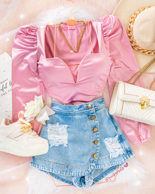 Falda short con desgastes y botones