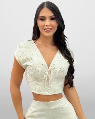 Blusa de ojalillo con dos moños atrás