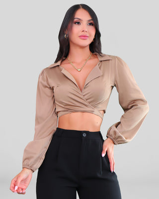 Blusa satinada manga larga que amarra adelante